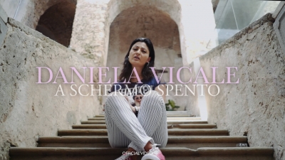 “A schermo spento”, il nuovo singolo di Daniela Vicale che condanna il mondo dei social
